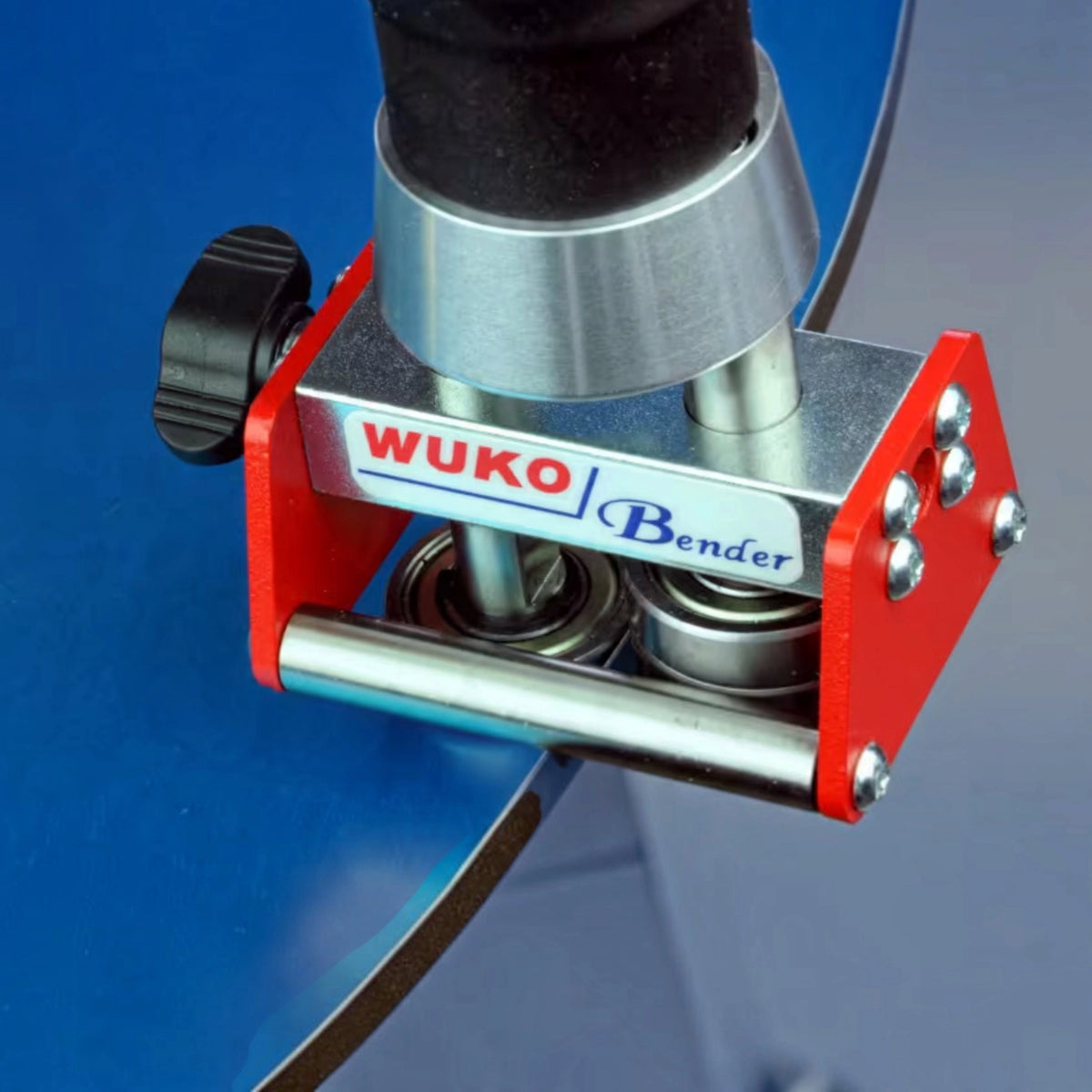 WUKO Mini Bender 2020 für kleine Radien im Einsatz beim Biegen von Materialien mit Präzision.