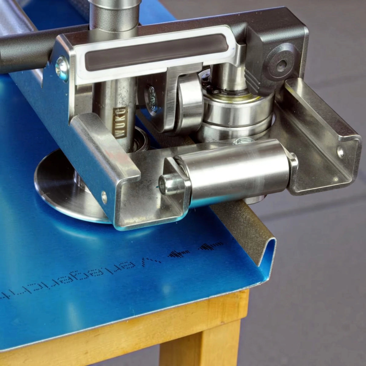 WUKO Hem Bender 8200 2-in-1 Biegewerkzeug auf blauer Metalloberfläche, ideal zum Biegen und Verarbeiten von Blech.