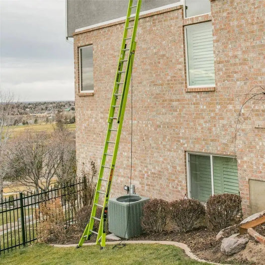 Little Giant – Hyperlite SumoStance Seilzugleiter an der Hauswand angelehnt