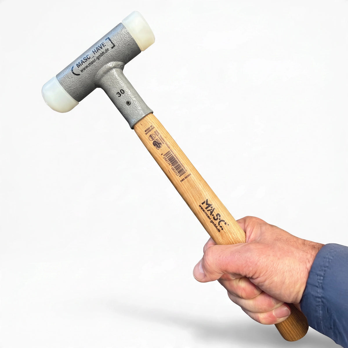 MASC - geräuscharm rückschlagfreier Rund-Flachhammer in der Hand eines Nutzers, ideal für gelenkschonendes Arbeiten.