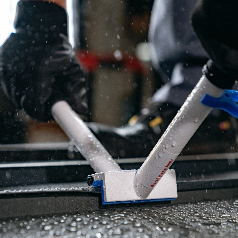 Buschmann TOOLS verstellbarer Mini Winkelfalzschließer im Einsatz bei Stehfalzarbeiten im Regen