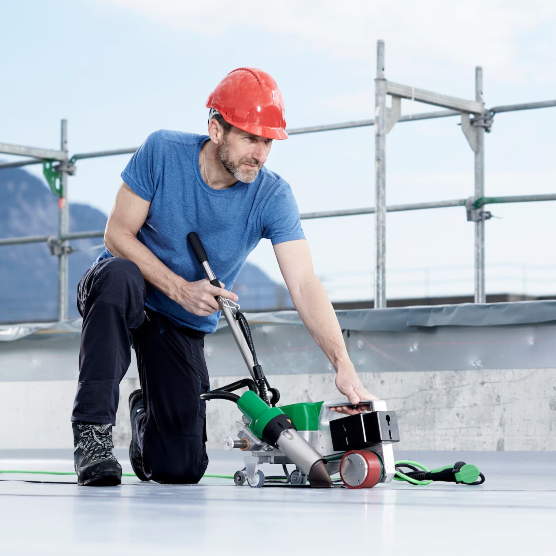 Leister Uniroof 700 - Digitaler Schweißautomat Anwendung Flachdach
