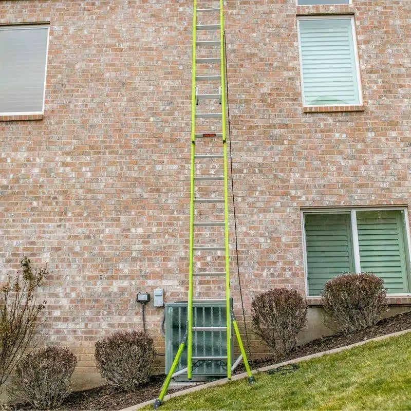 Little Giant – Hyperlite SumoStance Seilzugleiter Anwendung unebener Boden Hauswand