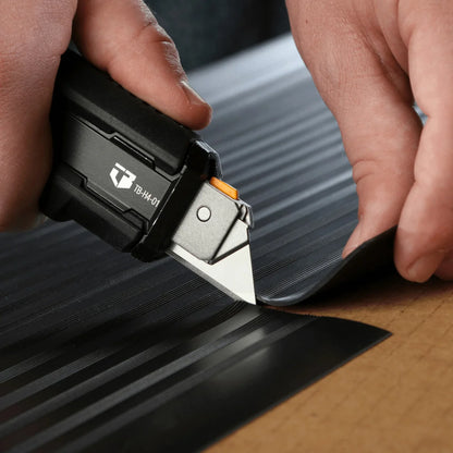 TOUGHBUILT - 2-in-1 Arbeitsmesser mit Schaber | Anwendung Messer