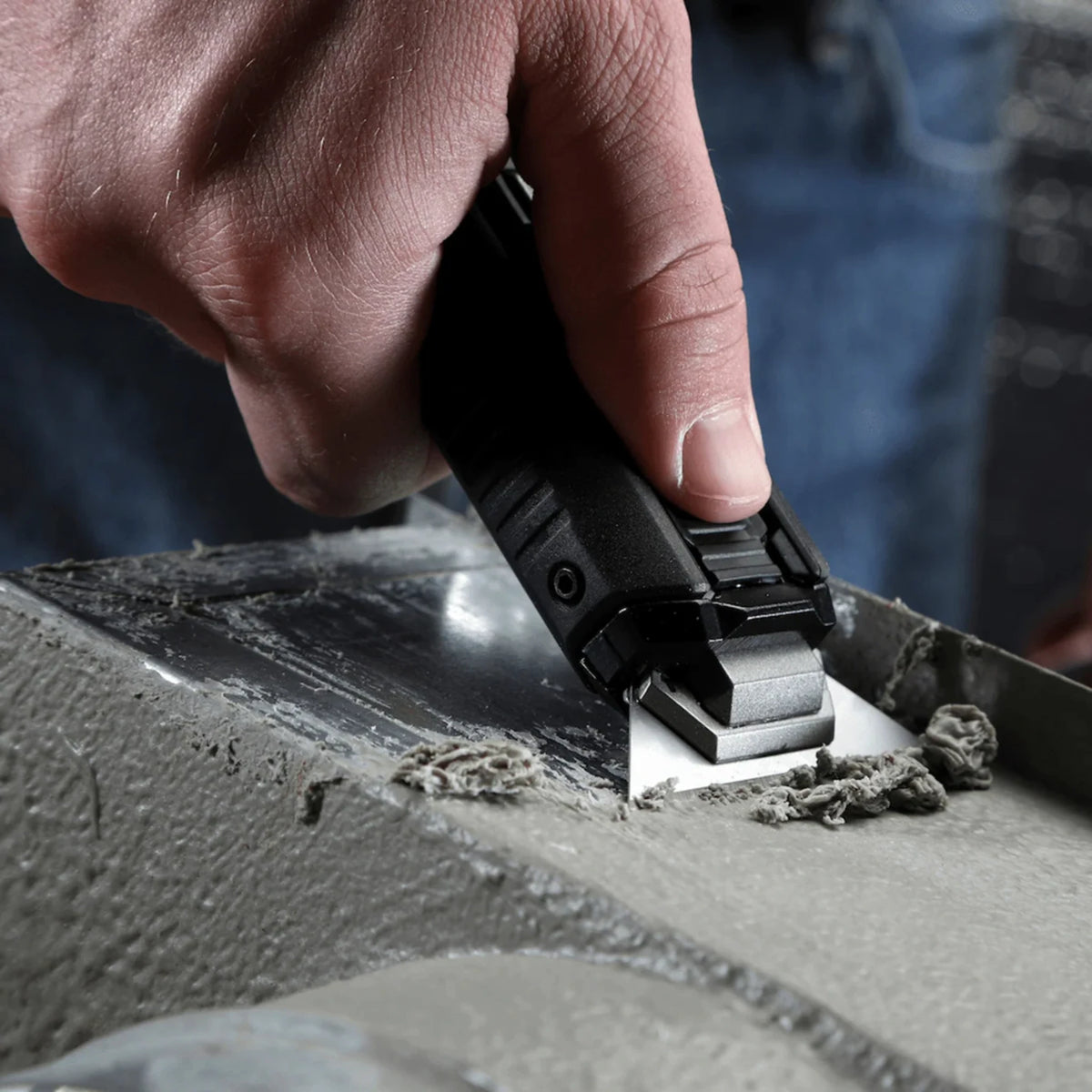 TOUGHBUILT - 2-in-1 Arbeitsmesser mit Schaber | Anwendung Schaber