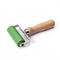 FREUND Silikon-Andrückrolle 90 mm mit grünem Rollenkopf und Holzgriff für präzise Anwendung.